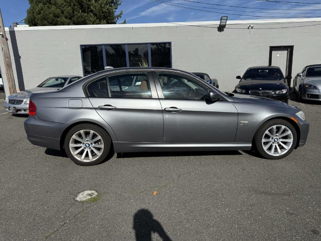 2011 BMW 3 Series Image 3