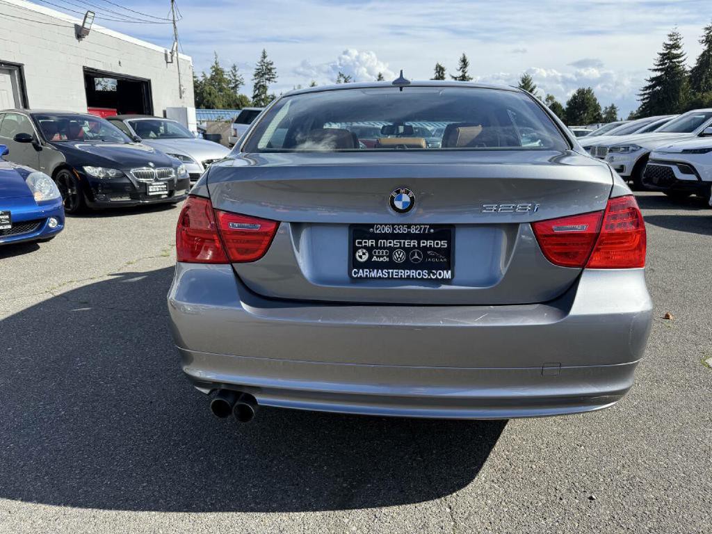 2011 BMW 3 Series Image 7