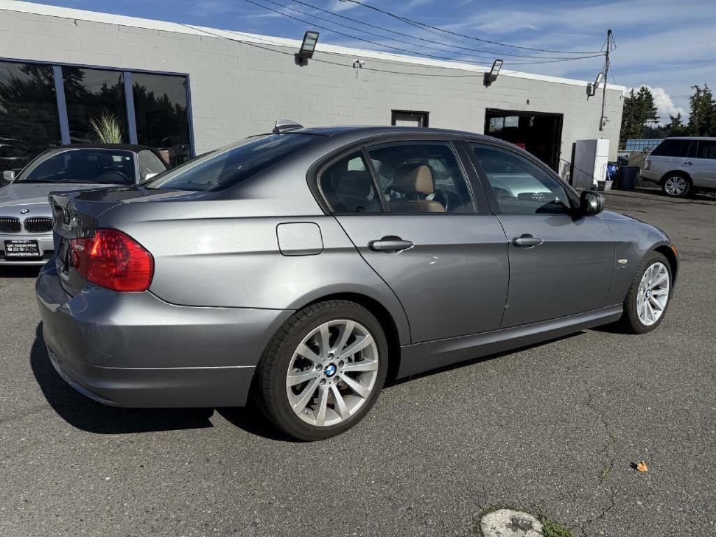 2011 BMW 3 Series Image 10