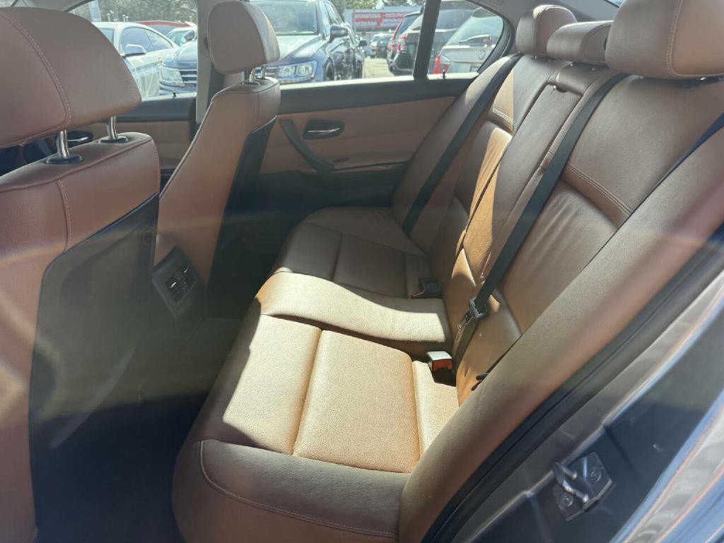 2011 BMW 3 Series Image 12