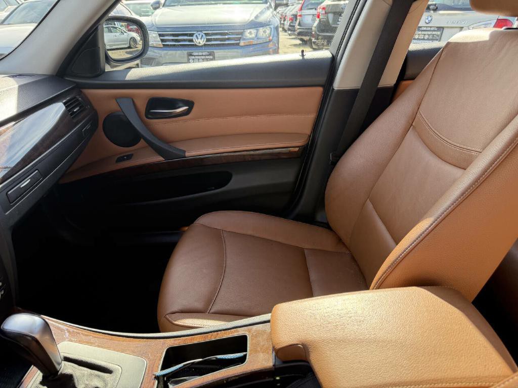 2011 BMW 3 Series Image 16