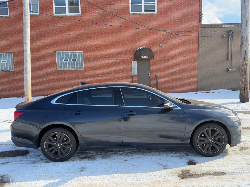 2017 Chevrolet Malibu Image 2