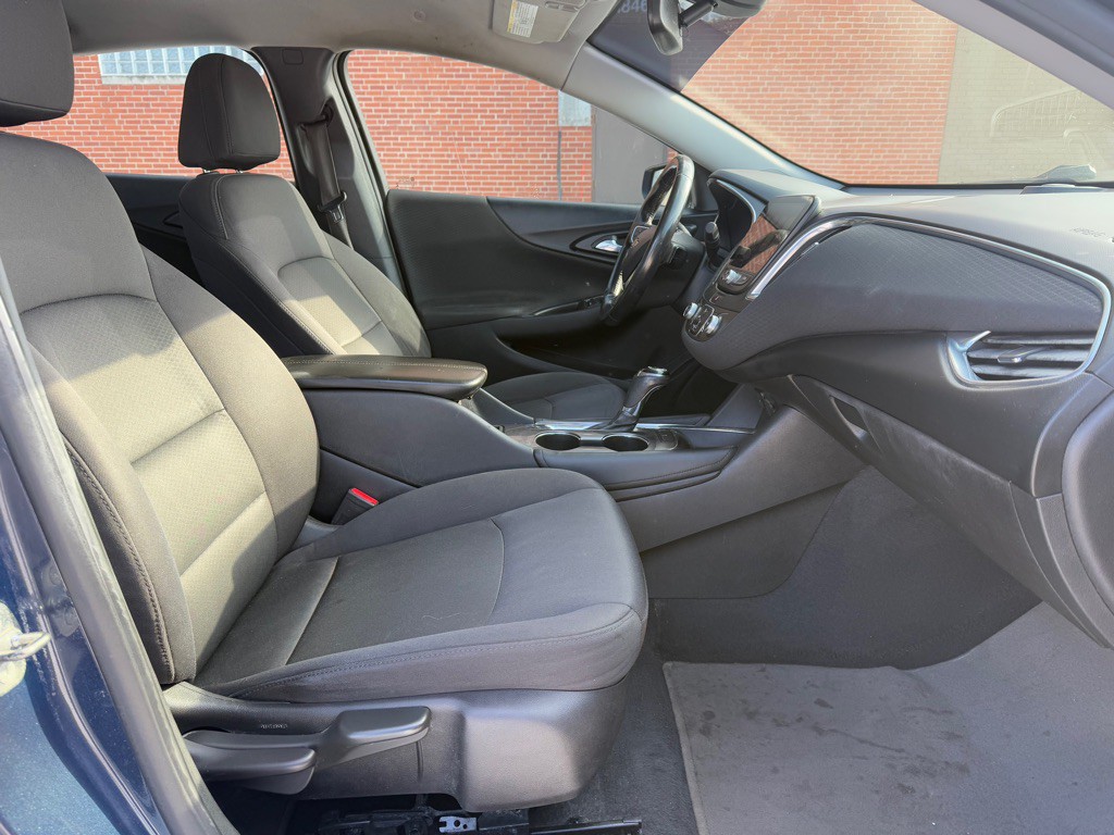 2017 Chevrolet Malibu Image 10