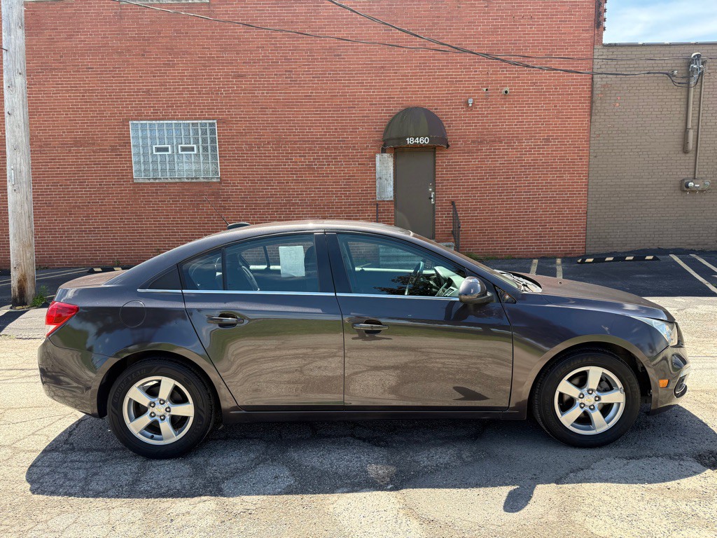 2015 Chevrolet Cruze Image 2