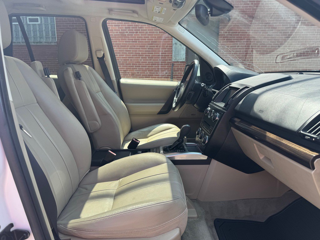 2013 Land Rover LR2 Image 10