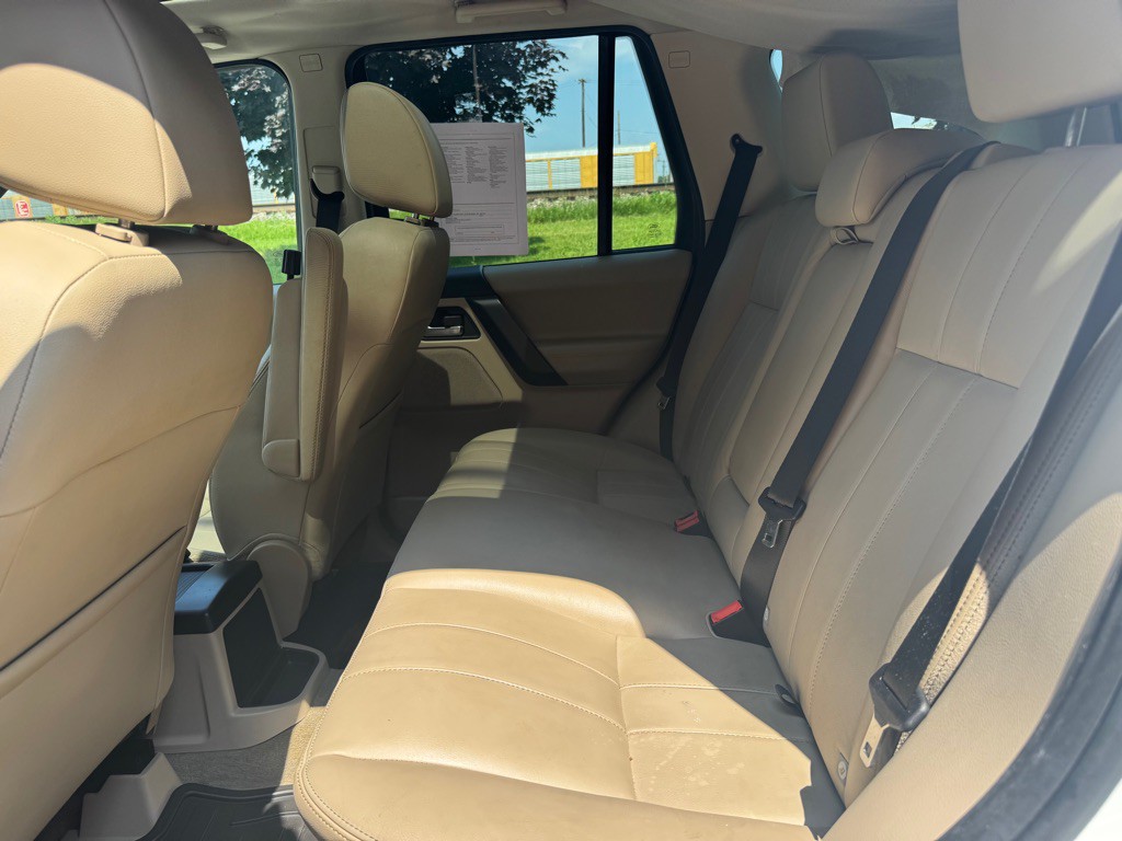 2013 Land Rover LR2 Image 12
