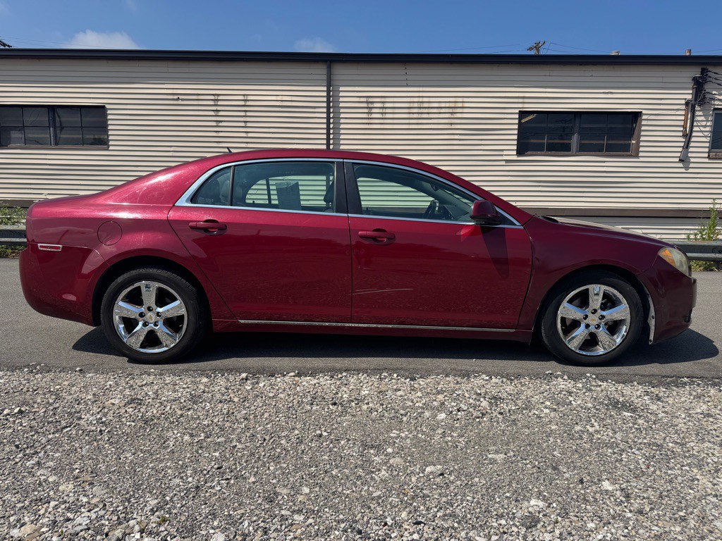 2010 Chevrolet Malibu Image 2