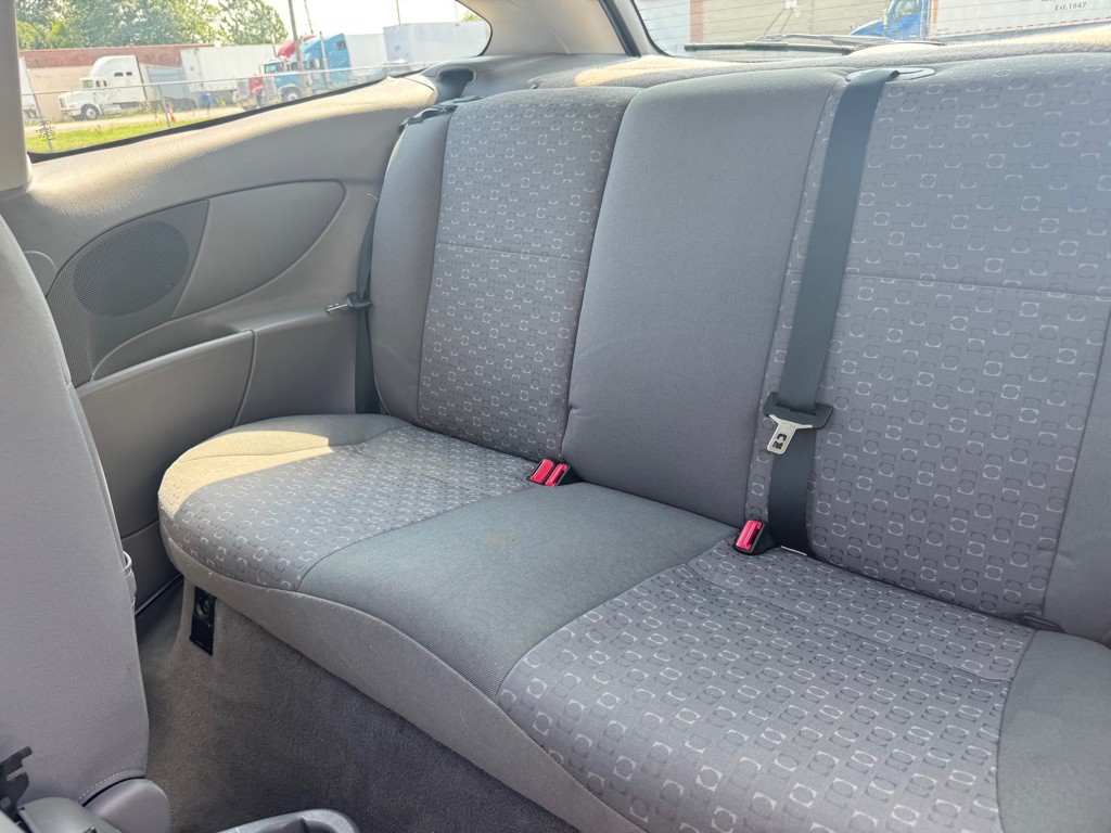 2004 Ford Focus Image 12