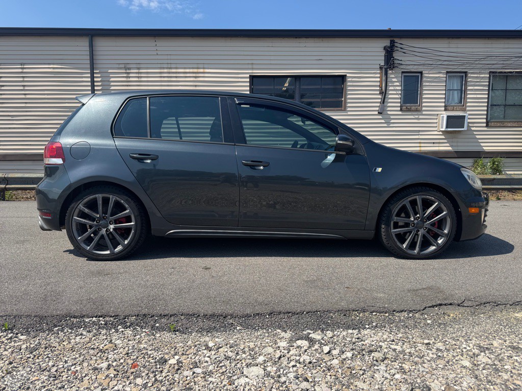 2011 Volkswagen GTI Image 2
