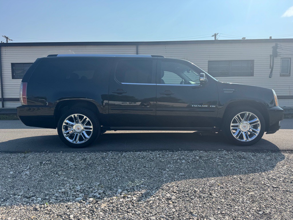 2013 Cadillac Escalade Image 2