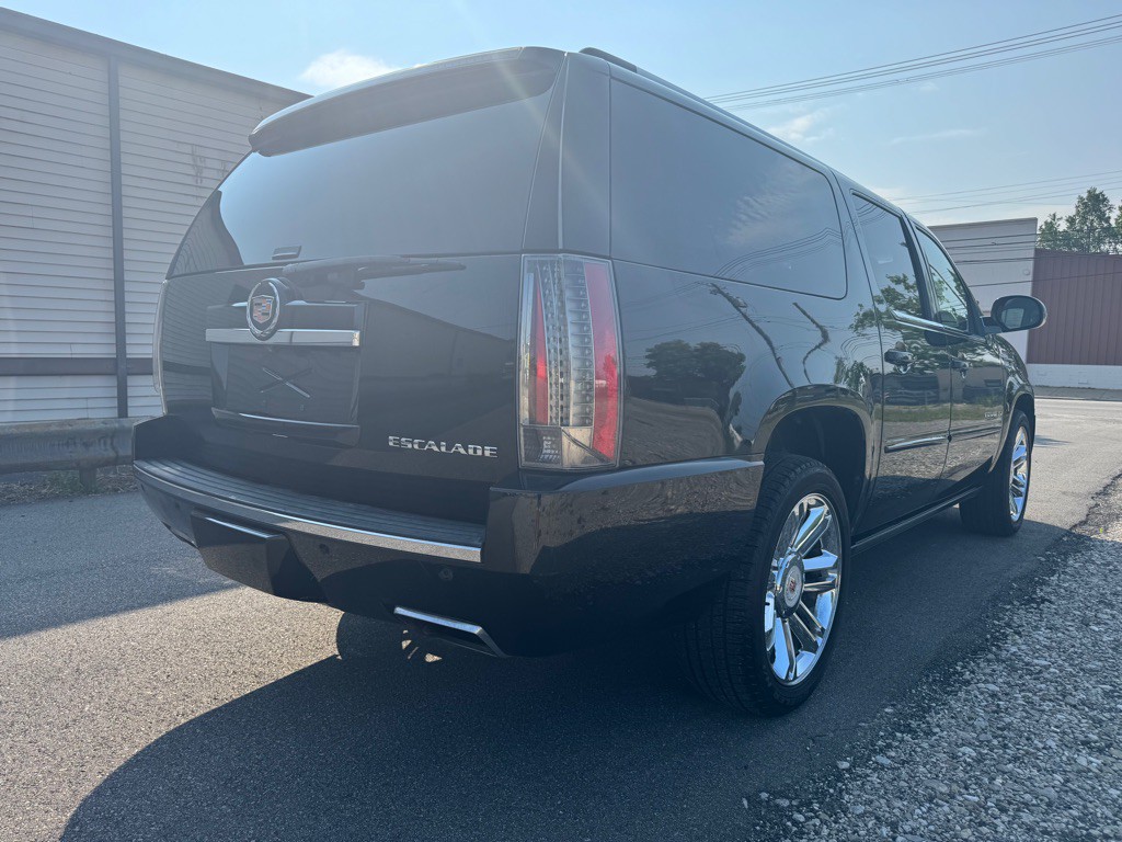 2013 Cadillac Escalade Image 3