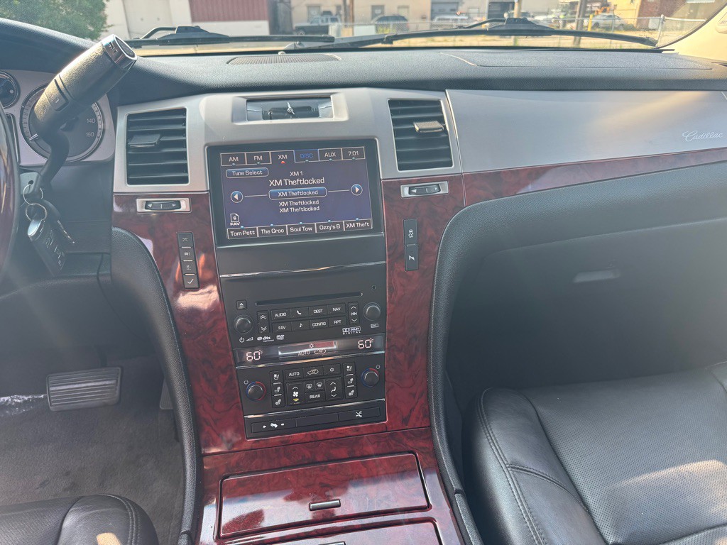 2013 Cadillac Escalade Image 16