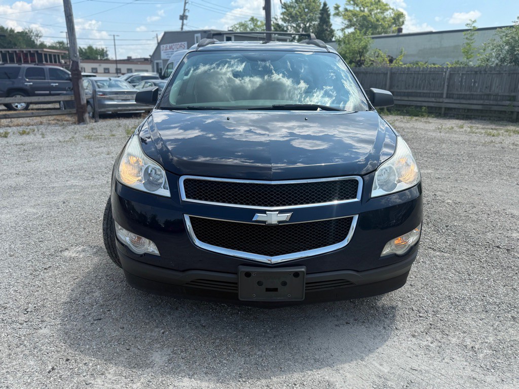 2011 Chevrolet Traverse Image 2