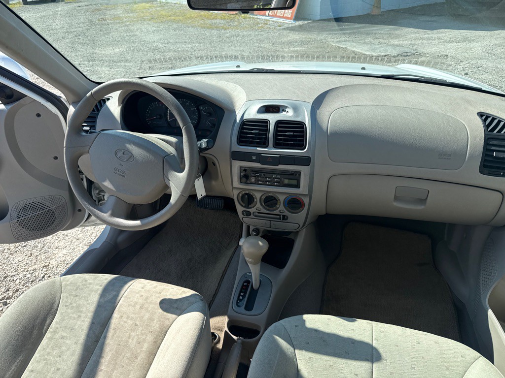 2004 Hyundai Accent Image 9