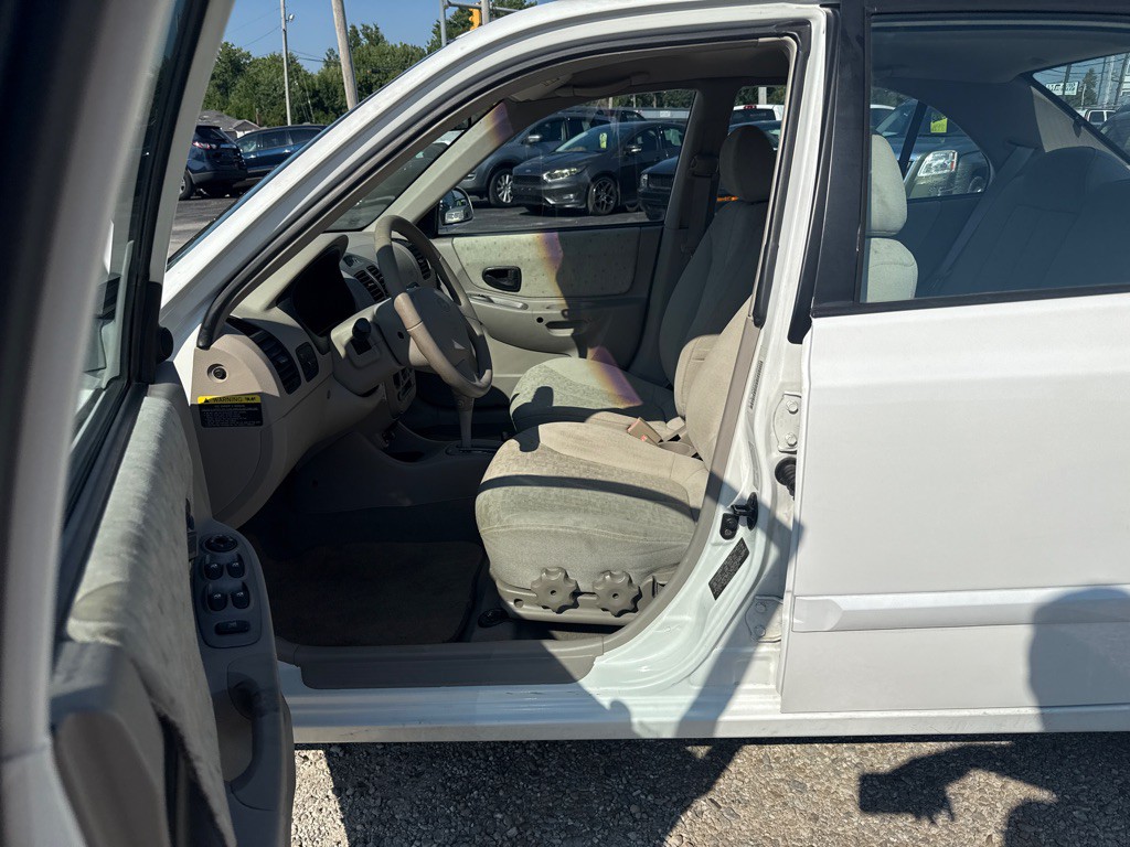 2004 Hyundai Accent Image 10