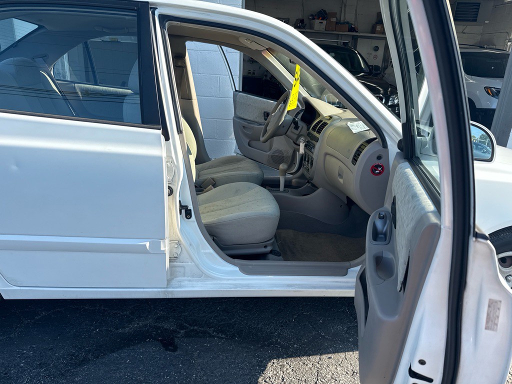 2004 Hyundai Accent Image 11