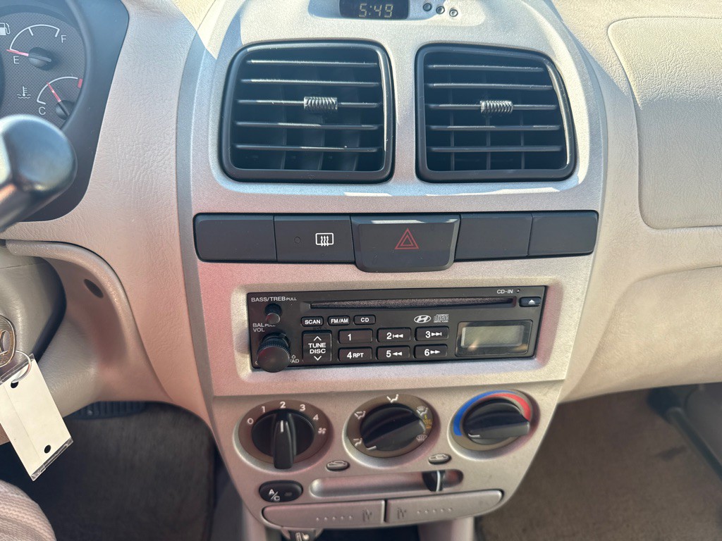 2004 Hyundai Accent Image 15