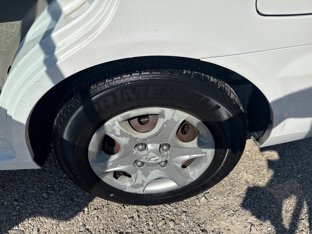2004 Hyundai Accent Image 17