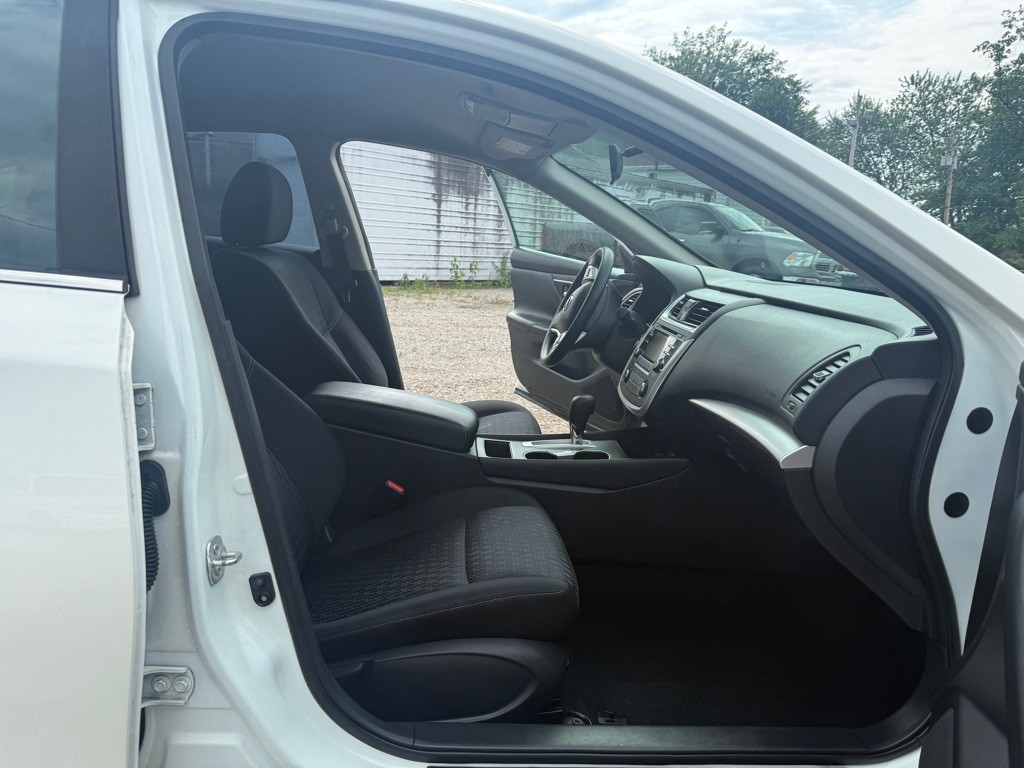 2016 Nissan Altima Image 10