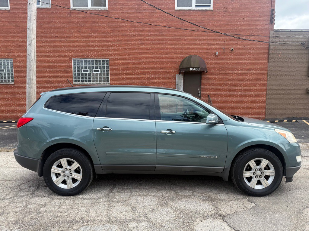 2009 Chevrolet Traverse Image 2
