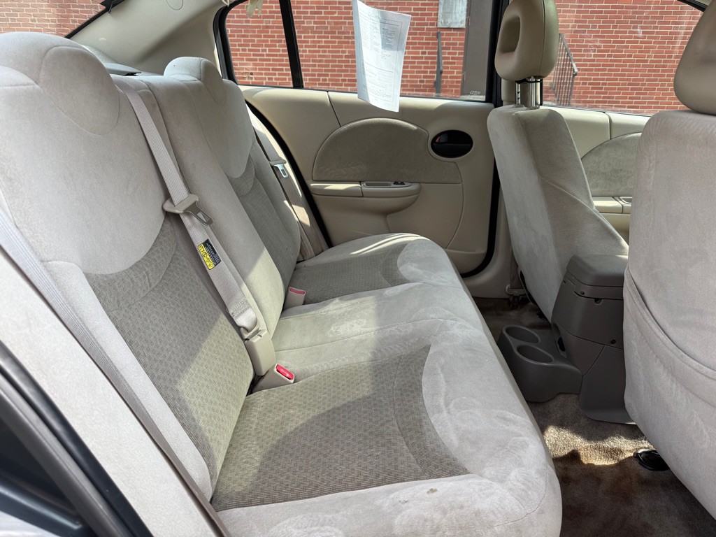 2004 Saturn ION Image 10