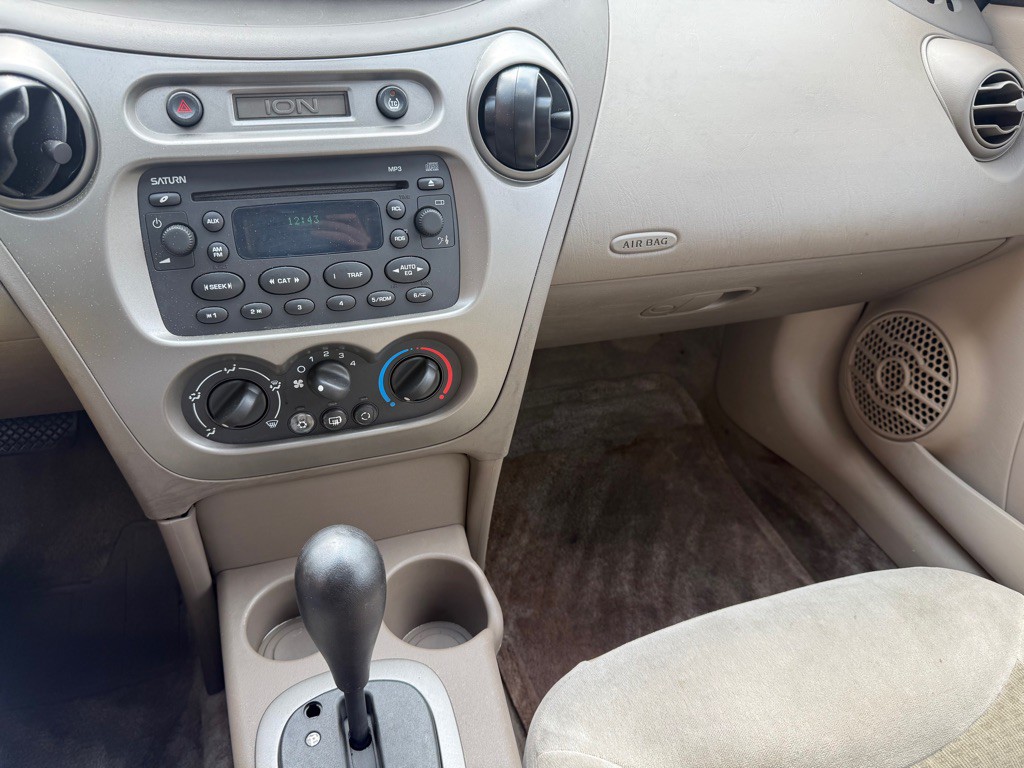 2004 Saturn ION Image 13
