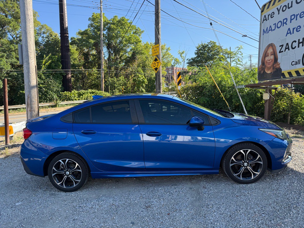 2019 Chevrolet Cruze Image 2