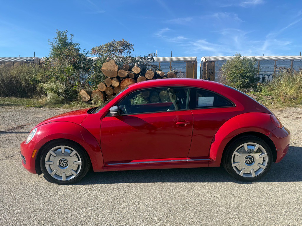2012 Volkswagen Beetle Image 2