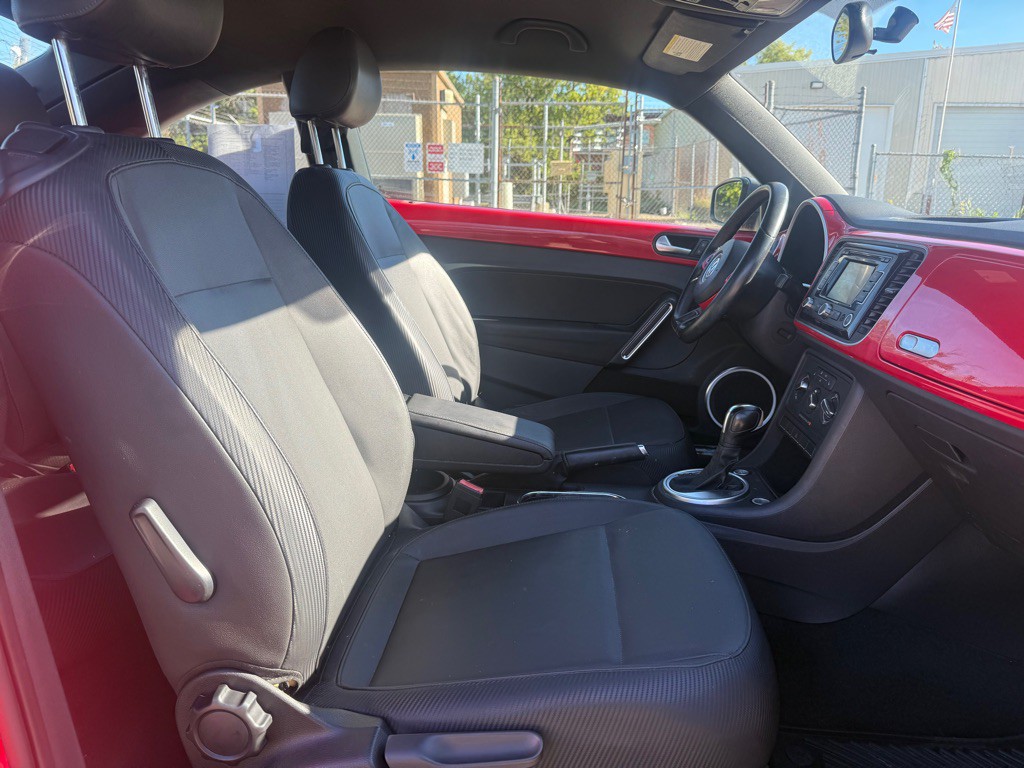 2012 Volkswagen Beetle Image 10