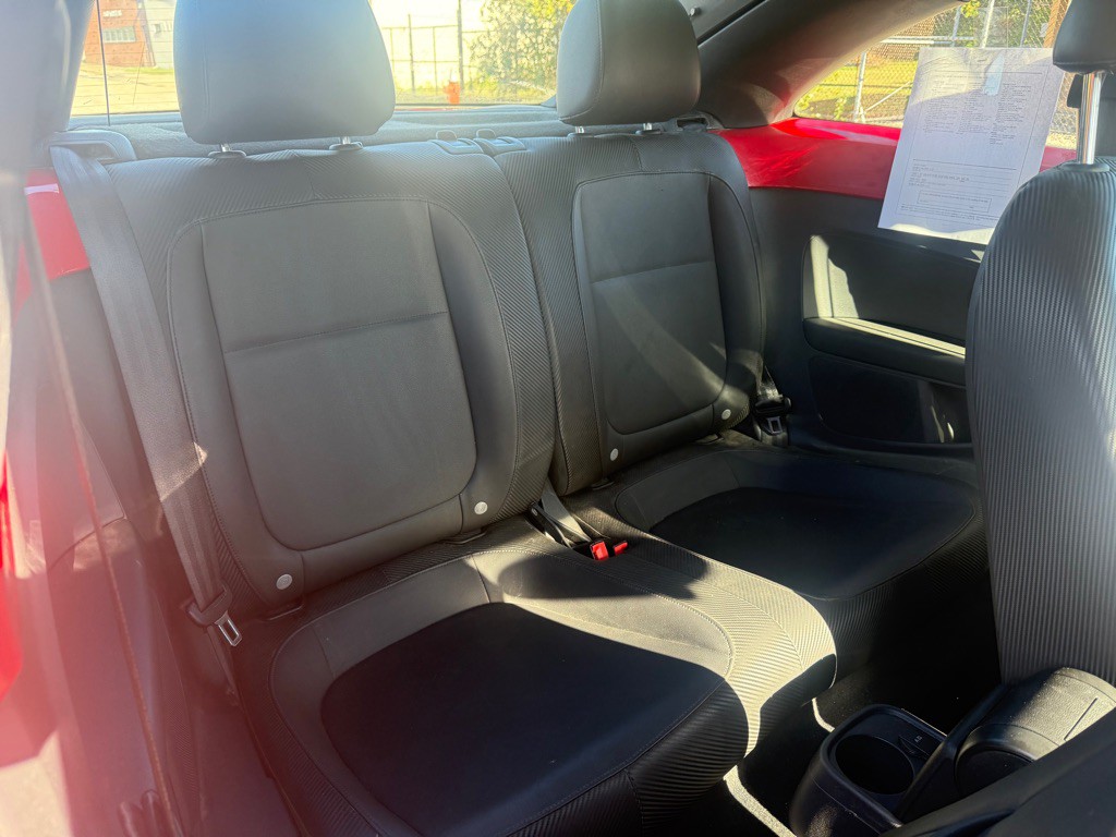 2012 Volkswagen Beetle Image 11