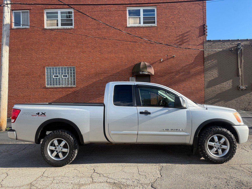 2009 Nissan Titan Image 2