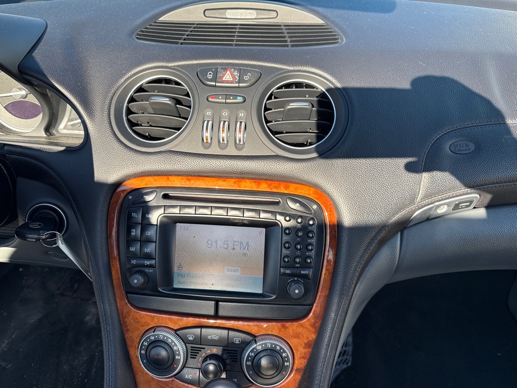 2004 Mercedes-Benz SL-Class Image 16