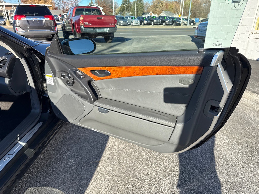 2004 Mercedes-Benz SL-Class Image 18