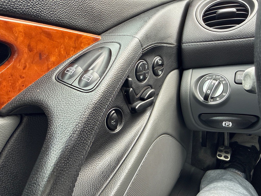 2004 Mercedes-Benz SL-Class Image 20