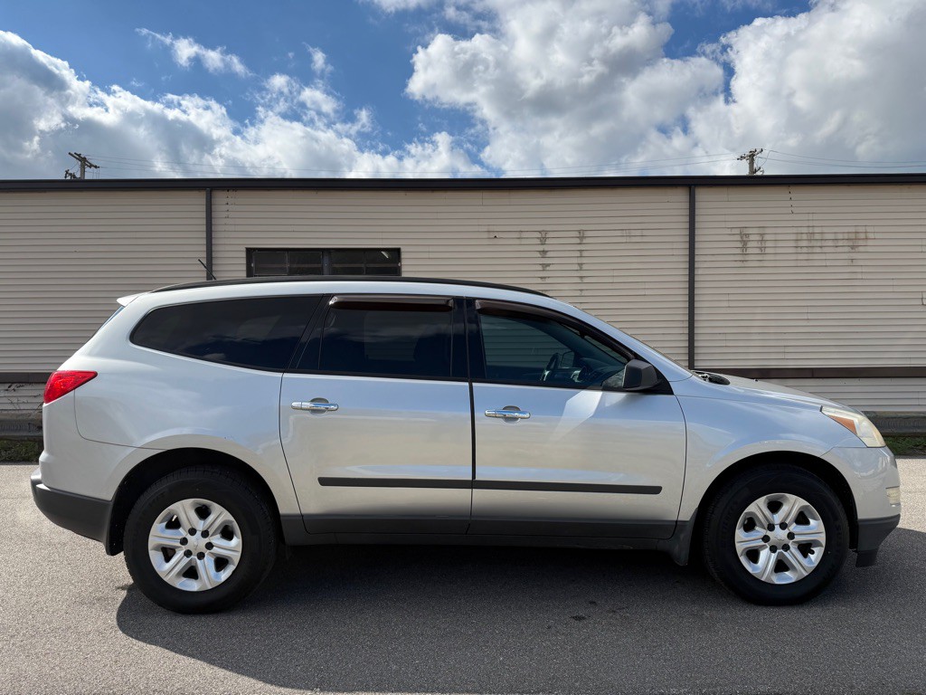 2011 Chevrolet Traverse Image 2