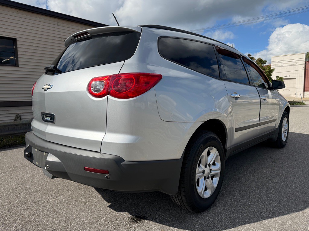 2011 Chevrolet Traverse Image 3