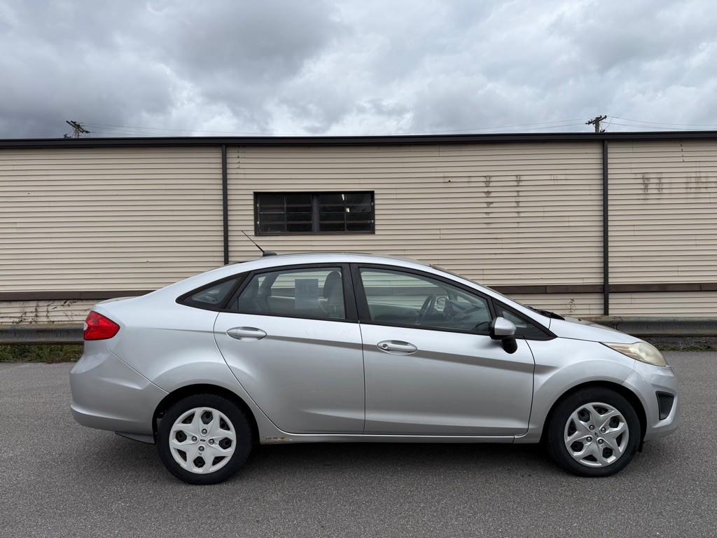 2012 Ford Fiesta Image 2