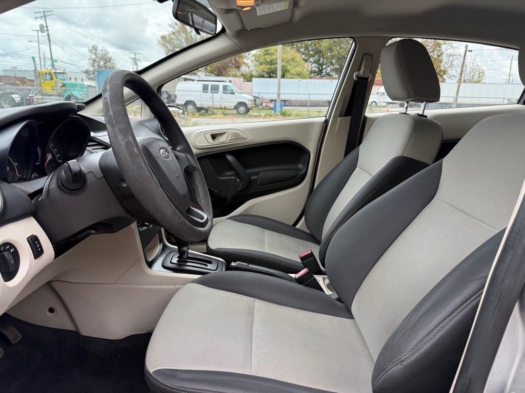 2012 Ford Fiesta Image 8