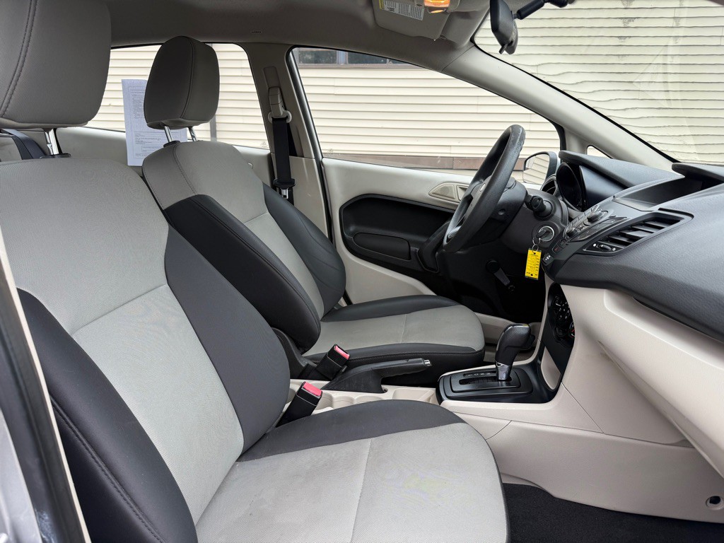 2012 Ford Fiesta Image 9