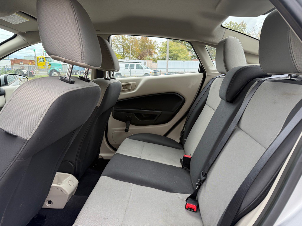 2012 Ford Fiesta Image 11