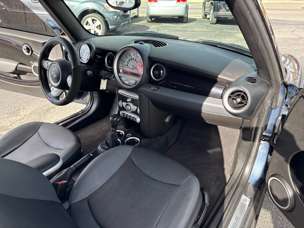 2010 MINI Cooper Image 14