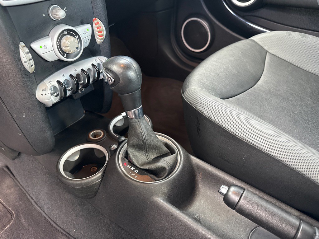 2010 MINI Cooper Image 18