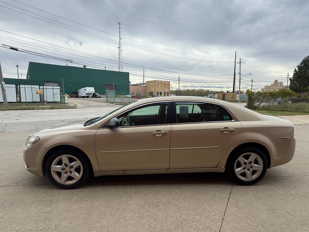 2010 Chevrolet Malibu Image 2