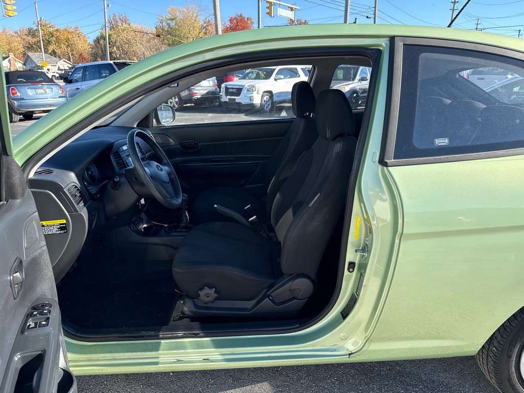 2011 Hyundai Accent Image 9