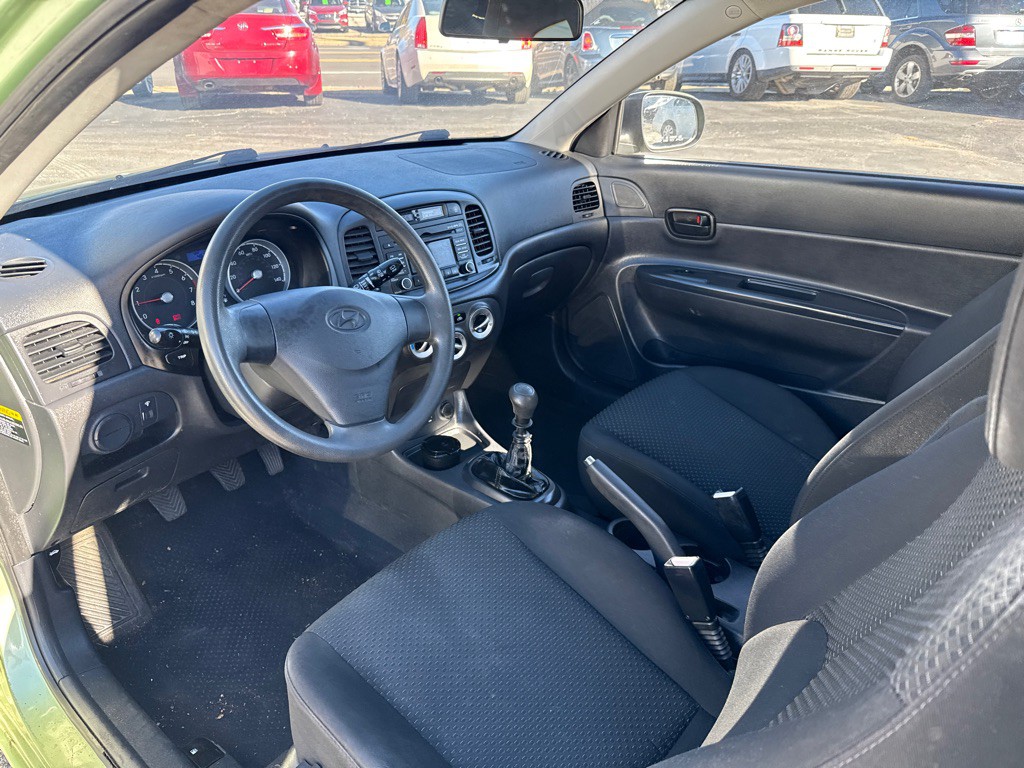 2011 Hyundai Accent Image 11