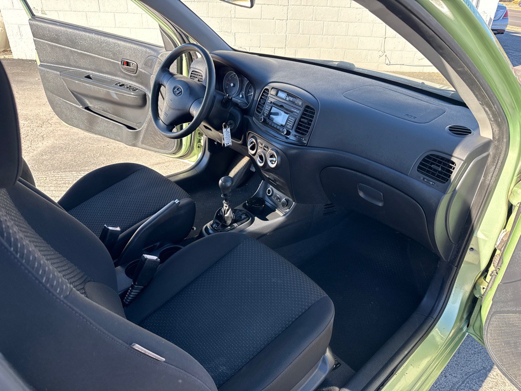 2011 Hyundai Accent Image 12
