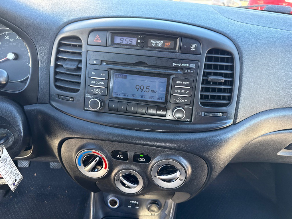 2011 Hyundai Accent Image 13