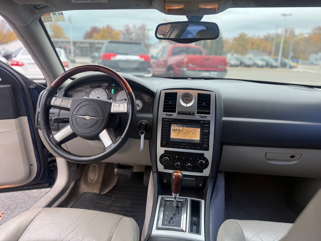 2006 Chrysler 300 Image 9