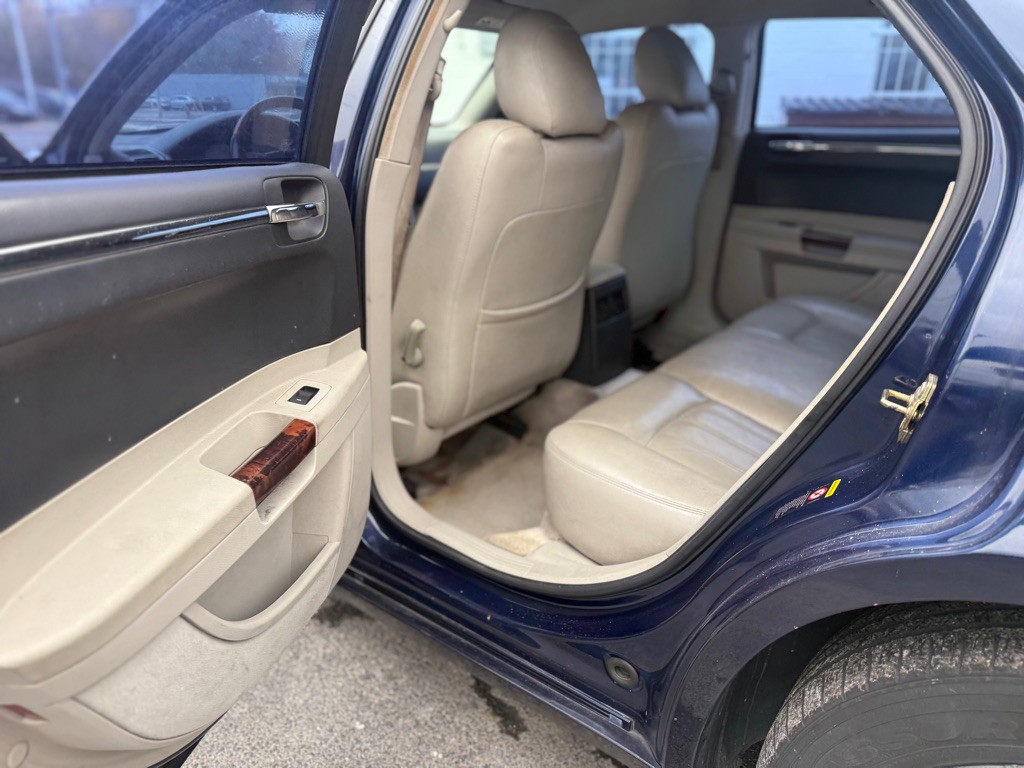 2006 Chrysler 300 Image 12