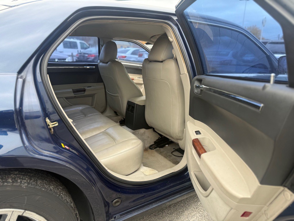 2006 Chrysler 300 Image 13